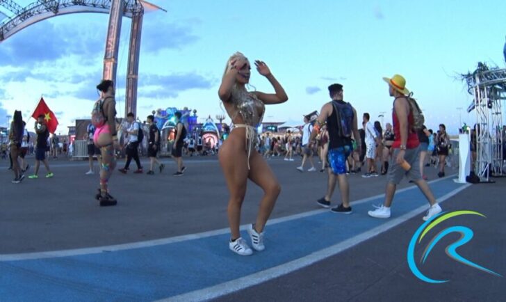 ravecandids-132-fit-sexy-latina-in-gold-bikini-candid-best-premium